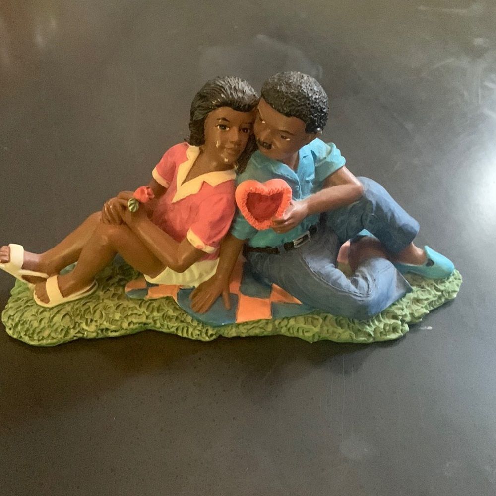 Young’s figurine very sweet look like they are on a valentines date preloved ❤️